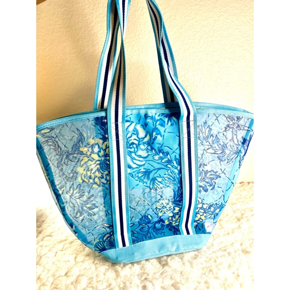Lilly Pulitzer Mesh Beach/Pool Tote Bag in Bellevue Blue Breakers Beach print